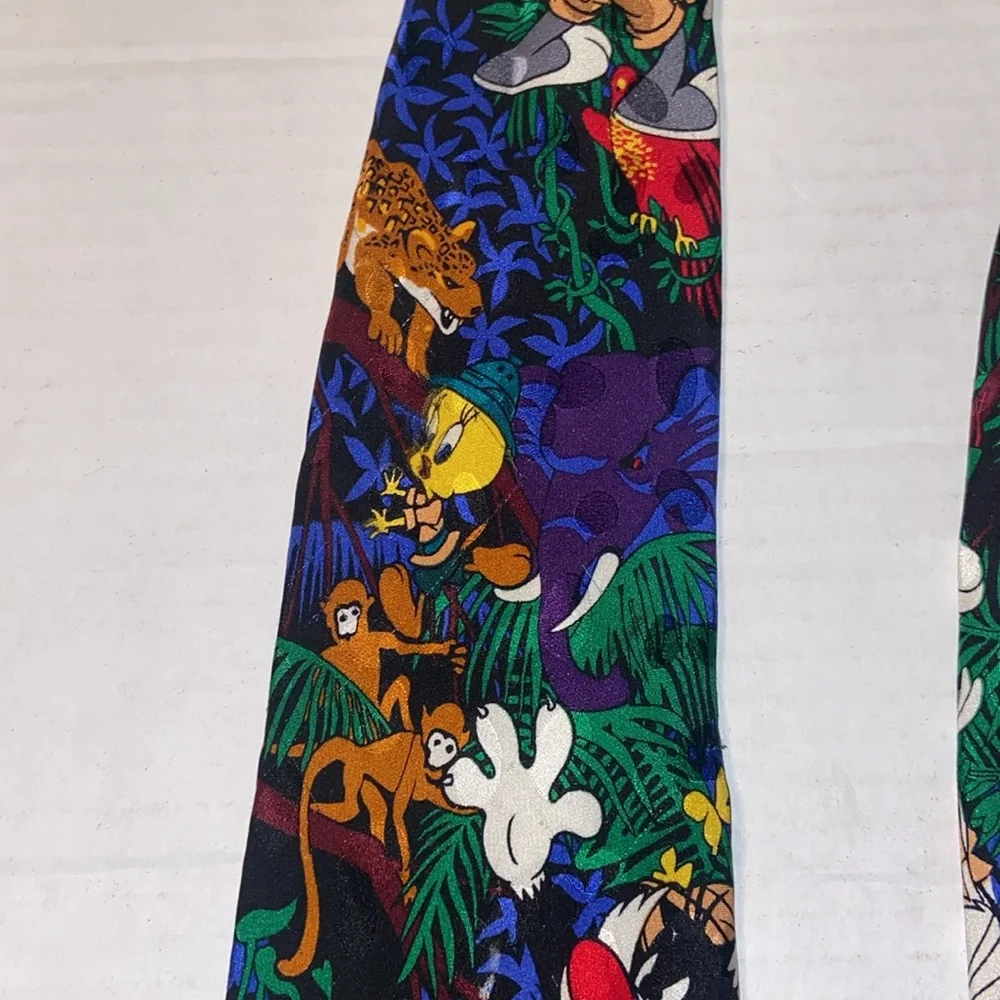Vintage Warner Brothers 1993 Taz, Bugs Bunny, Sylvester and Tweetie necktie
